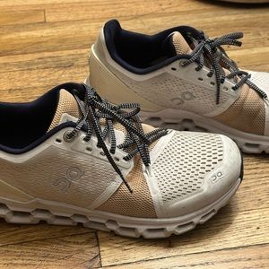 On Cloud Cloudstratus MAXIMUM Running Shoes in White/almond Size 8